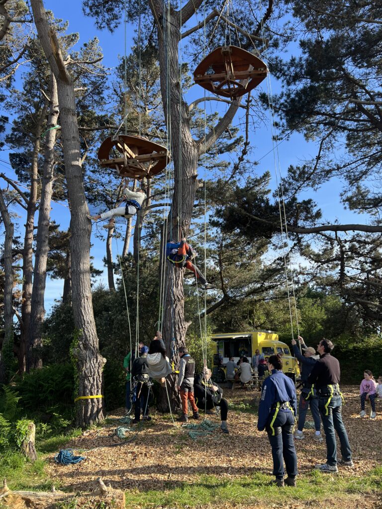 apprendre la grimpe d'arbres utopiabre plage de tourony côte de granit rose